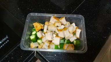 秋葵洗净切段，鱼饼切块