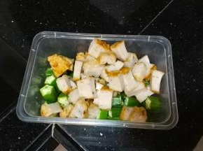 秋葵洗净切段，鱼饼切块
