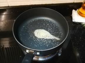 锅里放油、糖爆香