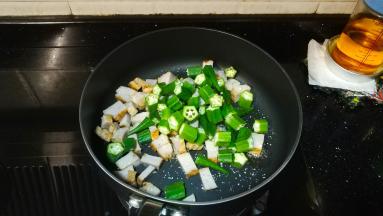 倒入秋葵、鱼饼翻炒均匀