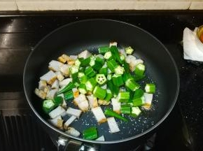 倒入秋葵、鱼饼翻炒均匀