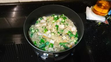 放入黑椒碎、杂锦香草，翻炒均匀