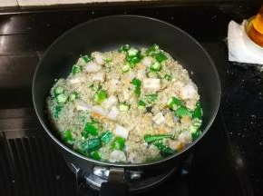 放入黑椒碎、杂锦香草，翻炒均匀
