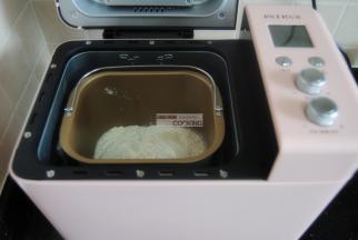 除粗砂糖外的食材，先将液体放入柏翠面包机桶内，再放入干粉类