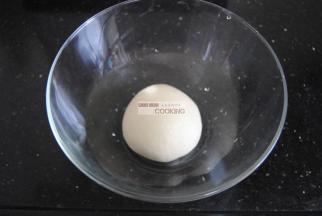 取出滚圆放进大碗内，盖上保鲜膜放置温暖处发酵