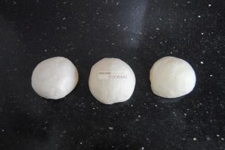 分成100克的三个面团