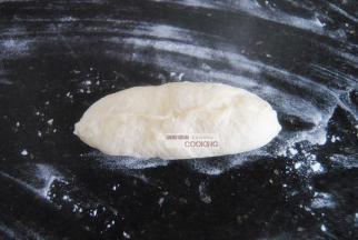 最后再两端捏紧成橄榄型