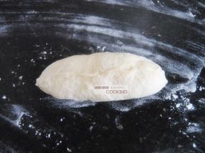 最后再两端捏紧成橄榄型