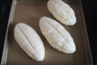 大约2倍大小，用割面刀割出三个口子，涂上少许牛奶，撒上粗砂糖，烤箱上下管190度预热