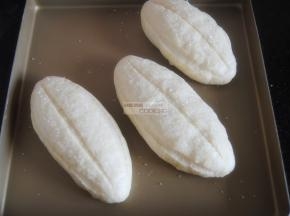 大约2倍大小，用割面刀割出三个口子，涂上少许牛奶，撒上粗砂糖，烤箱上下管190度预热