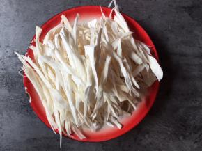 
将杏鲍菇洗净，手撕成条状
