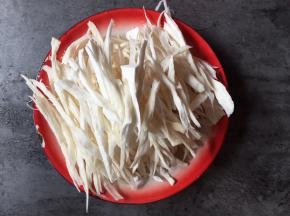 
将杏鲍菇洗净，手撕成条状
