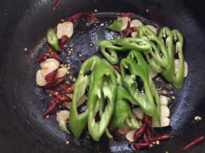 加入青椒翻炒至8分熟
