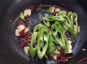 加入青椒翻炒至8分熟
