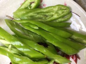 青椒洗净切斜刀