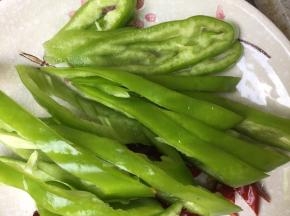 青椒洗净切斜刀