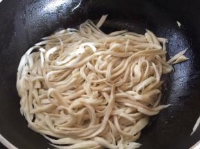 热锅放少许油加热，倒入撕好的杏鲍菇煸炒至发软出水分后装起