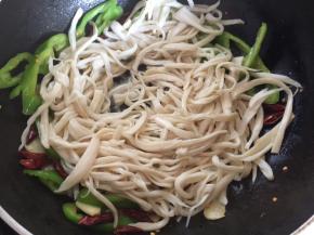 加入煸炒后的杏鲍菇
