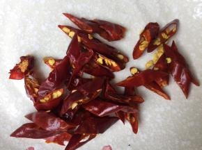 干辣椒切成斜刀