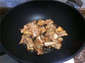 放入腊排煸炒1分钟。