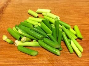 蒜苔切小段。