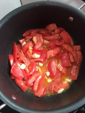 放入西红柿丁翻炒均匀。