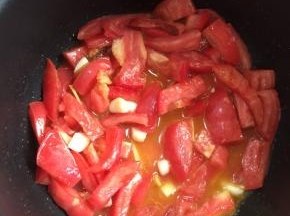 放入西红柿丁翻炒均匀。