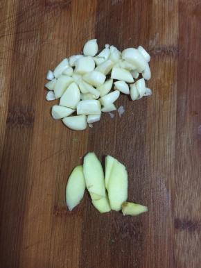蒜瓣剥皮剁碎，生姜切成片备用。