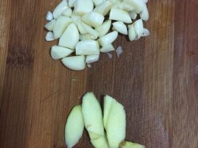 蒜瓣剥皮剁碎，生姜切成片备用。