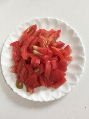 西红柿洗净去蒂，切成小丁儿。