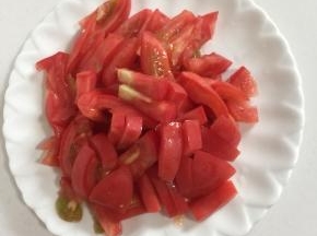 西红柿洗净去蒂，切成小丁儿。