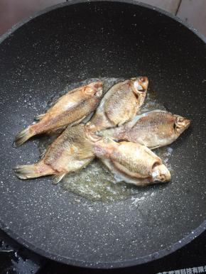 煎至两面微黄即可。