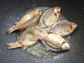 煎至两面微黄即可。