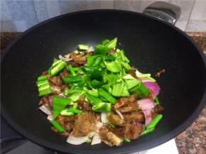 再放入青椒翻炒1分钟。