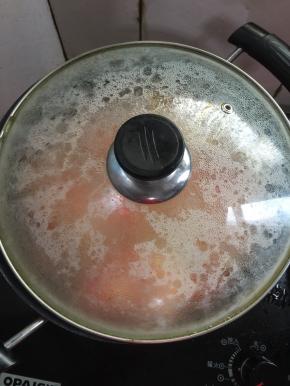 盖上盖子，调小火慢炖一个小时即可。