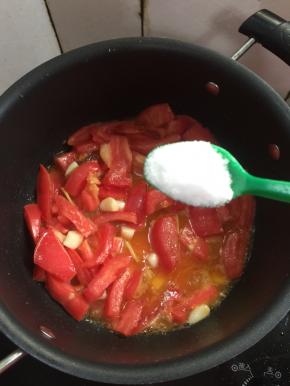 加入一勺盐翻炒至西红柿出汤汁儿。