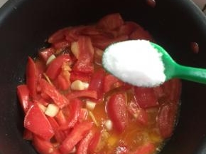 加入一勺盐翻炒至西红柿出汤汁儿。