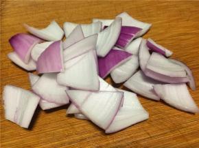 洋葱切块。