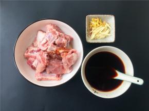 将排骨洗净加入适量生抽、盐、料酒拌匀腌制10分钟；将大蒜和生姜切丝；取碗加入半碗清水、一勺老抽、一勺番茄酱、一勺蚝油、一勺白糖拌匀备用。