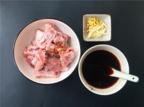 将排骨洗净加入适量生抽、盐、料酒拌匀腌制10分钟；将大蒜和生姜切丝；取碗加入半碗清水、一勺老抽、一勺番茄酱、一勺蚝油、一勺白糖拌匀备用。