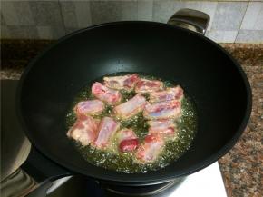 放入排骨煎至两面金黄。