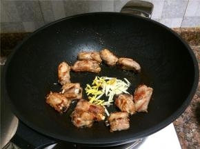 放入大蒜和生姜丝翻炒20秒。