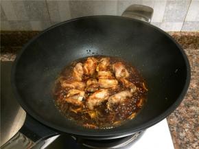 倒入调味汁煮开。