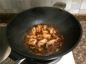 倒入调味汁煮开。