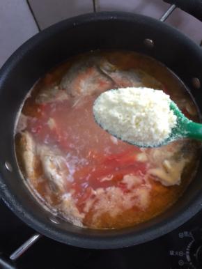 煮好后放入一勺鸡精调味。