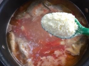 煮好后放入一勺鸡精调味。