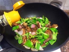 倒入适量生抽翻炒20秒。