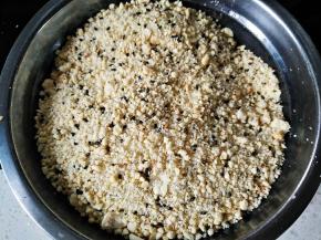 将熟花生用搅拌机搅碎，加入熟芝麻和白糖，混合均匀