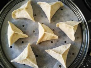 摆入铺有油纸的蒸笼，静置20分钟