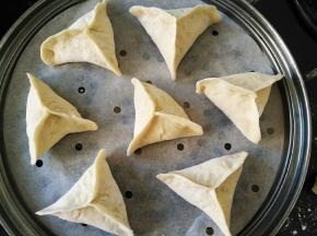 摆入铺有油纸的蒸笼，静置20分钟